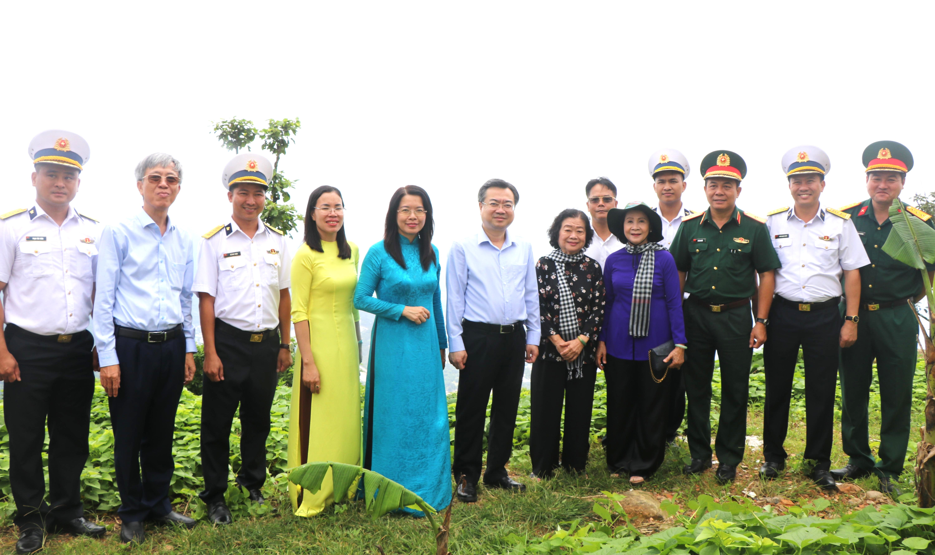 Nguyên Phó Chủ tịch nước Trương Mỹ Hoa và lãnh đạo TP.HCM chụp ảnh lưu niệm cùng các đơn vị lực lượng vũ trang tại Đặc khu Côn Đảo.