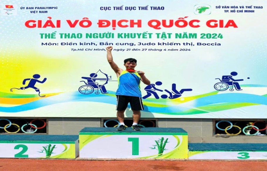 VĐV Đặng Anh Tú với thành tích đạt được tại Giải Vô địch quốc gia dành cho người khuyết tật năm 2024.