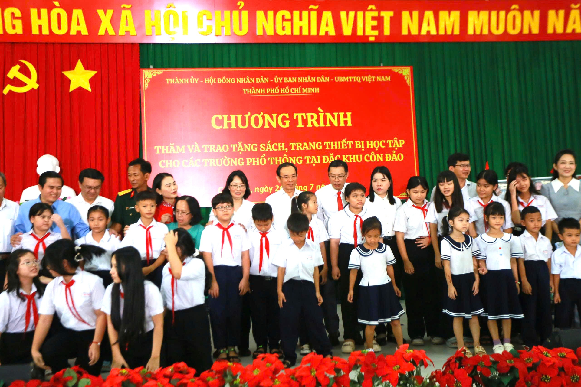 Nguyên Phó Chủ tịch nước Trương Mỹ Hoa cùng lãnh đạo TP.HCM tri ân người có công tại đặc khu Côn Đảo
