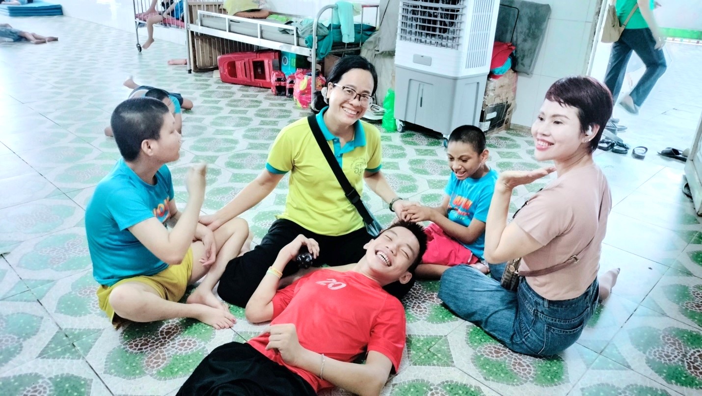 Chị Thanh, Chủ tịch cộng đồng 5K TP.HCM luôn dành nhiều thời gian quan tâm, chăm sóc các em nhỏ mồ côi.