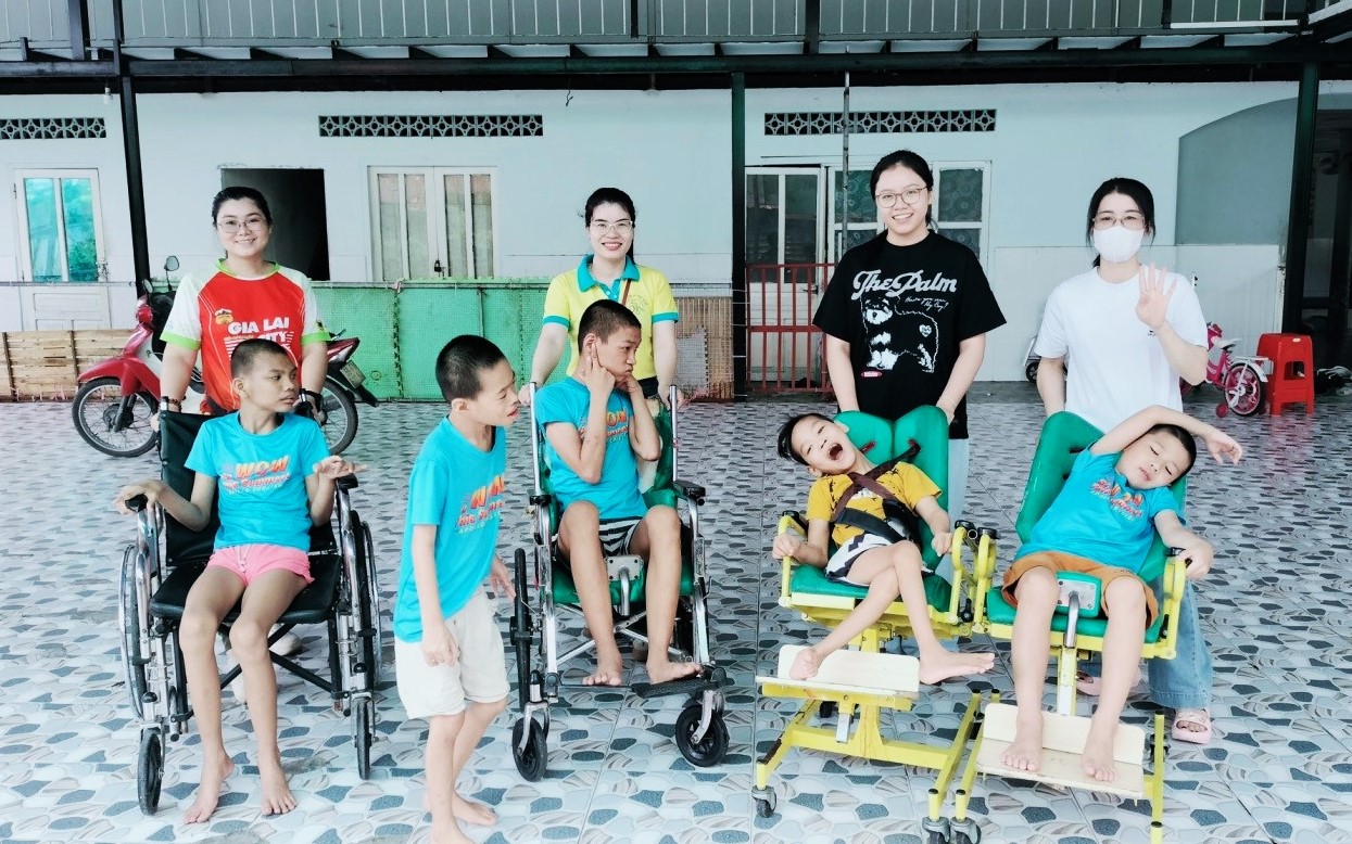 Các thành viên trong cộng đồng 5K TP.HCM trong một lần trao tặng nhu yếu phẩm tại chùa Kỳ Quang 2 (quận 12 cũ).