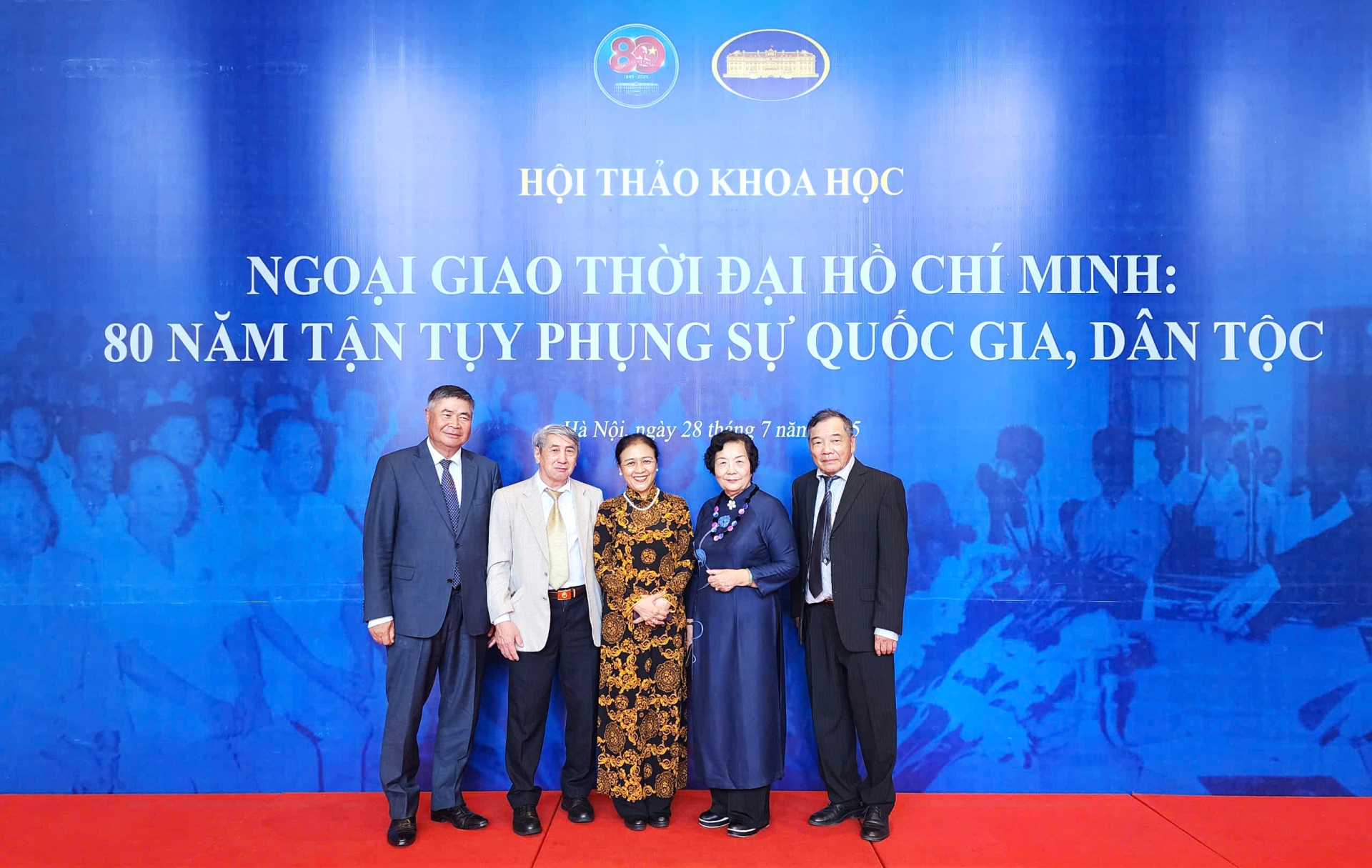 Hội thảo là dịp để các thế hệ cán bộ ngoại giao chia sẻ kinh nghiệm và đề xuất sáng kiến xây dựng ngành.