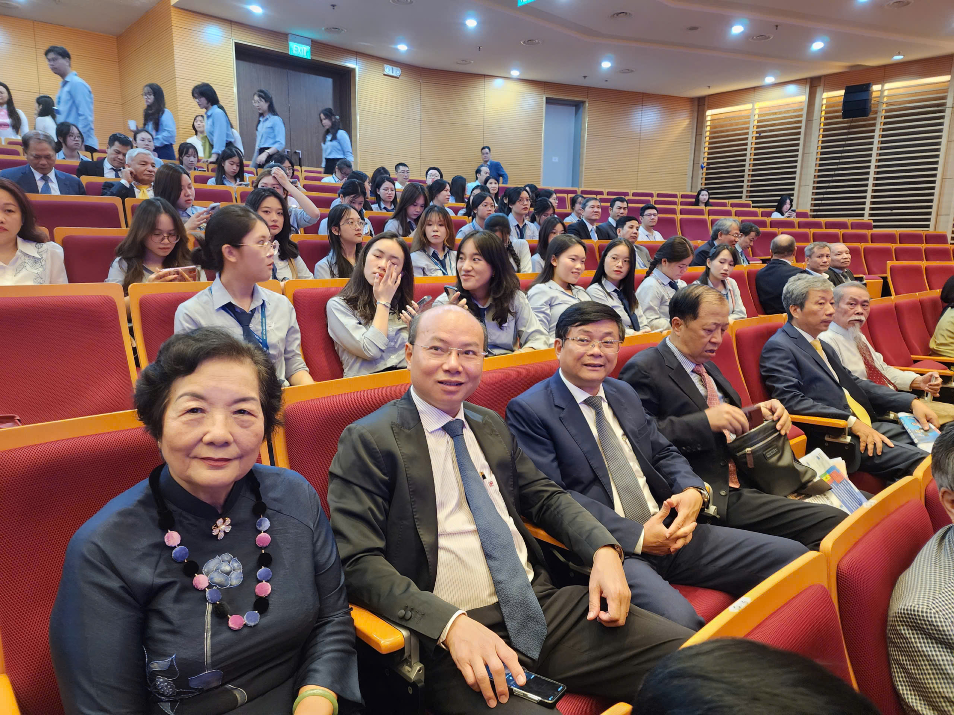 Đại sứ Nguyễn Thị Hồi, Phó Chủ tịch Hội Nữ trí thức Việt Nam cùng các đại biểu, khách mời tại Hội thảo.