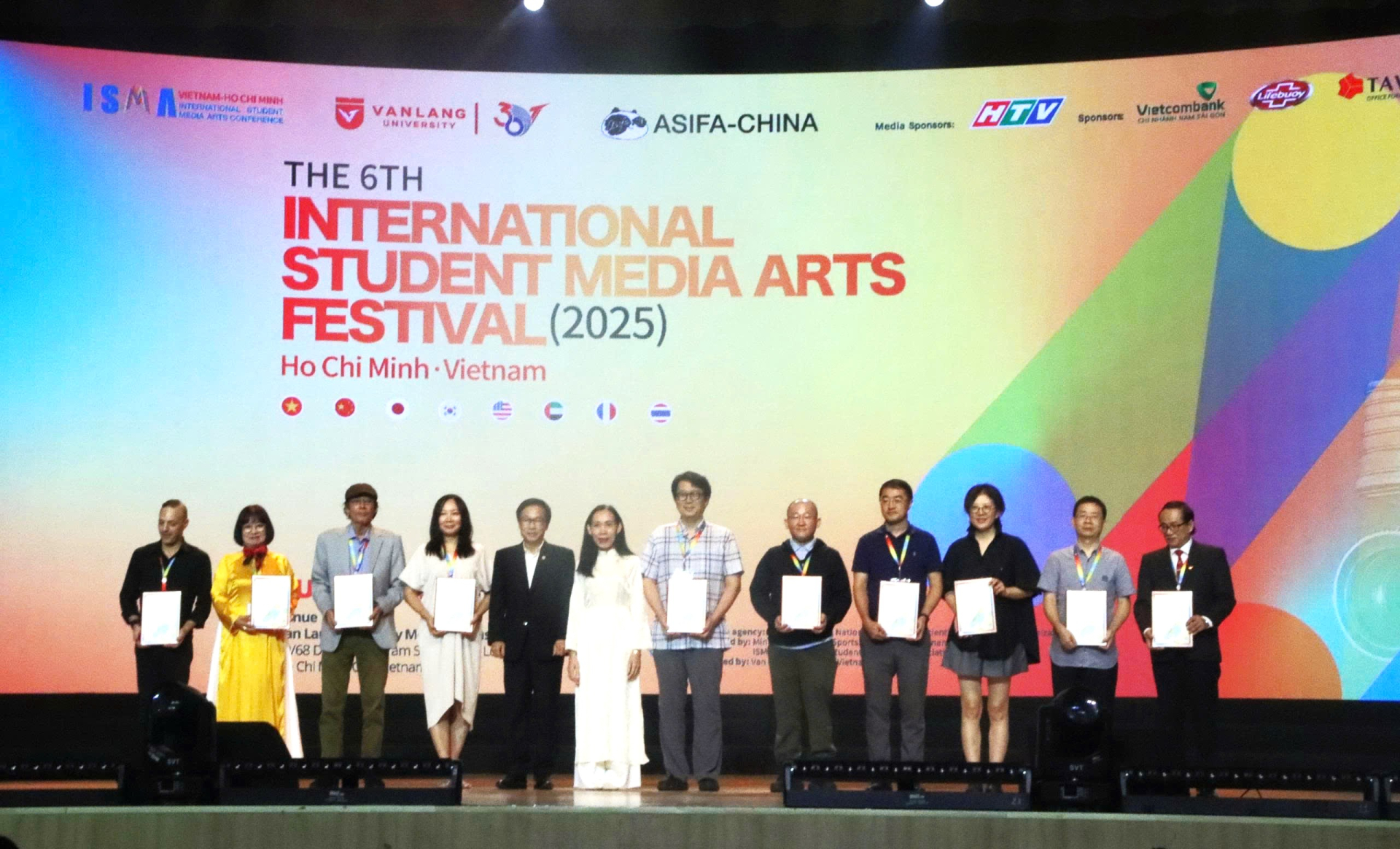Đại diện Trường Đại học Văn Lang trao Chứng nhận cho Ban Giám khảo các nước đã tham gia Liên hoan phim Sinh viên Quốc tế 2025