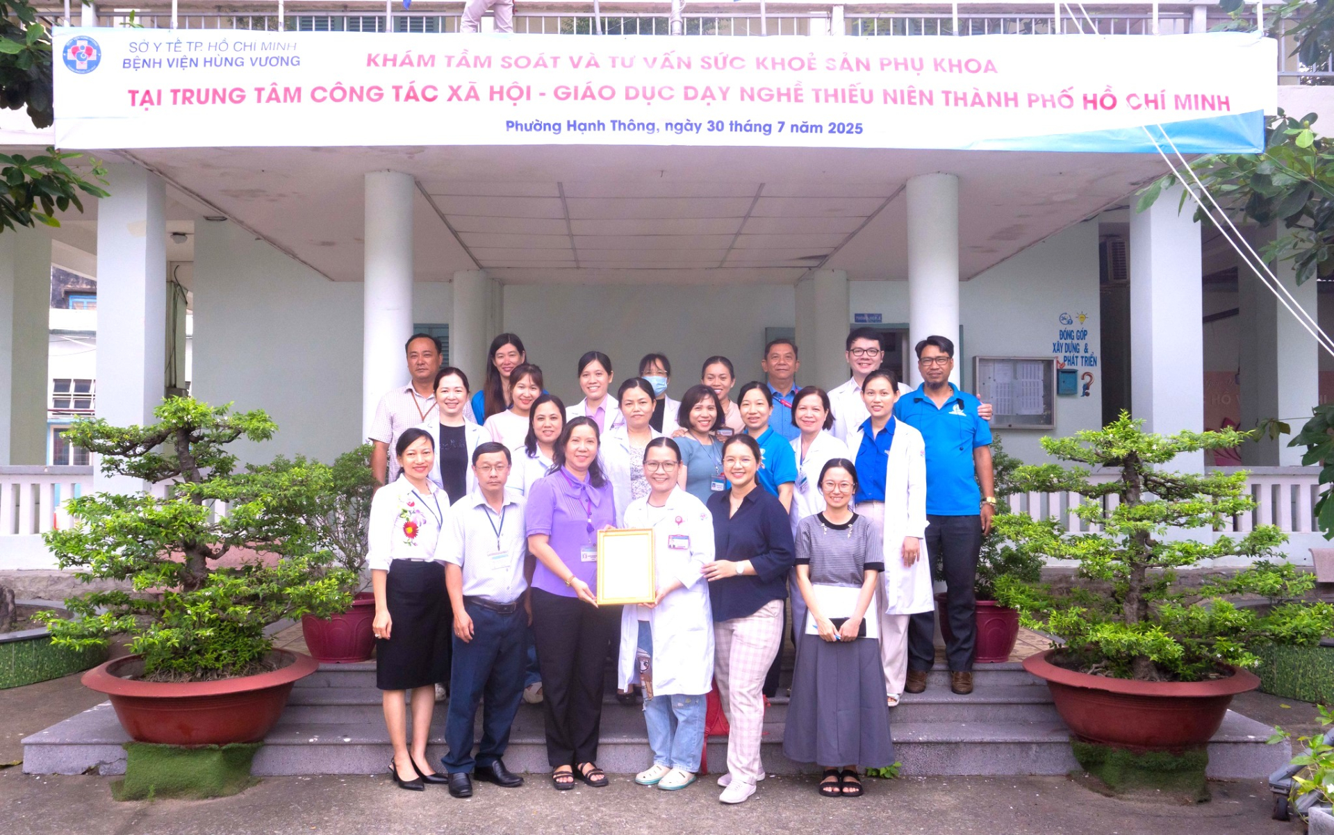 Đoàn công tác của Bệnh viện Hùng Vương chụp ảnh lưu niệm tại chương trình. Ảnh: BVCC