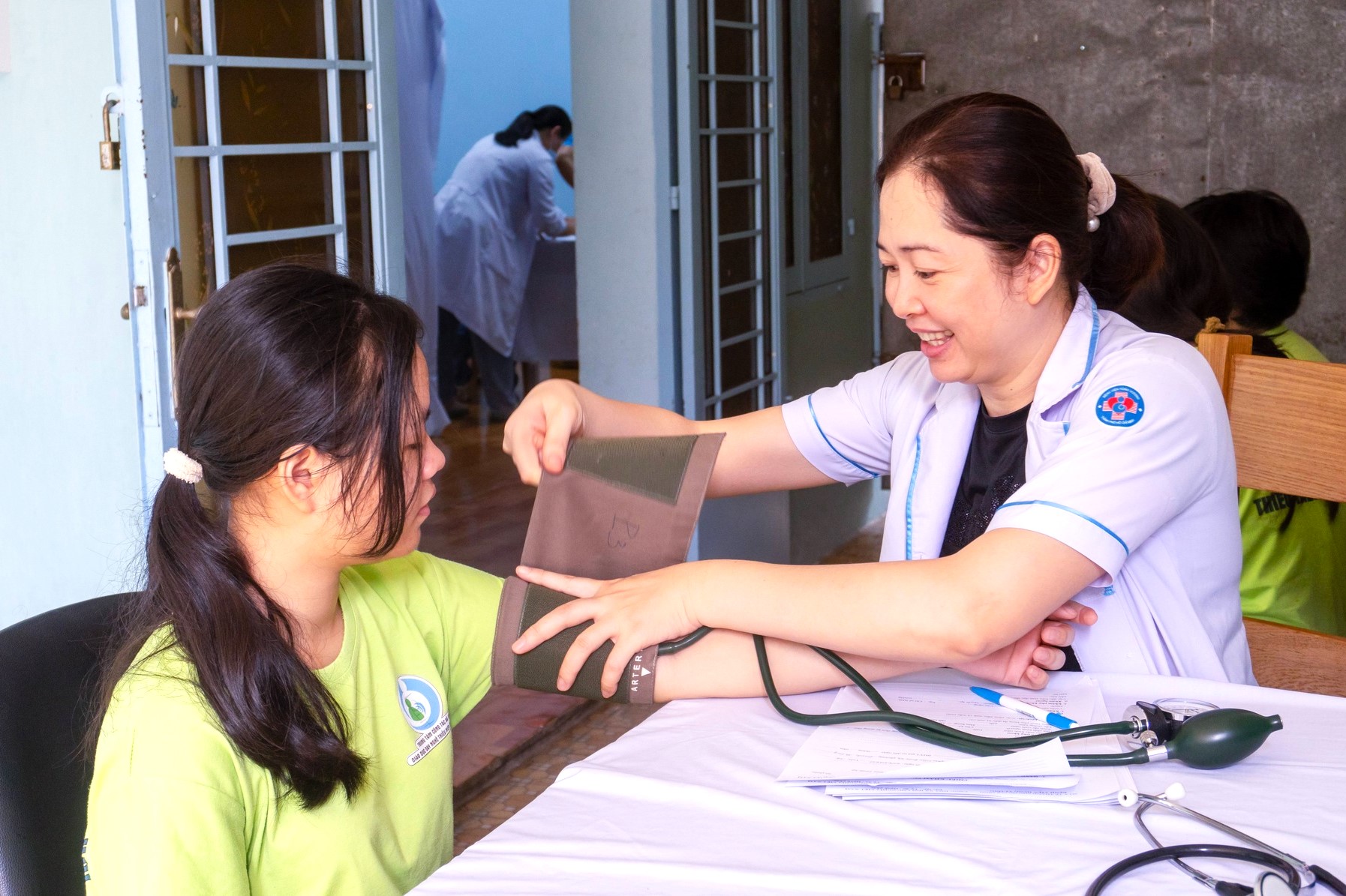 Khám tầm soát và tư vấn sức khoẻ cho bé gái tại Trung tâm Công tác xã hội - Giáo dục dạy nghề thiếu niên TP.HCM. Ảnh: BVHV