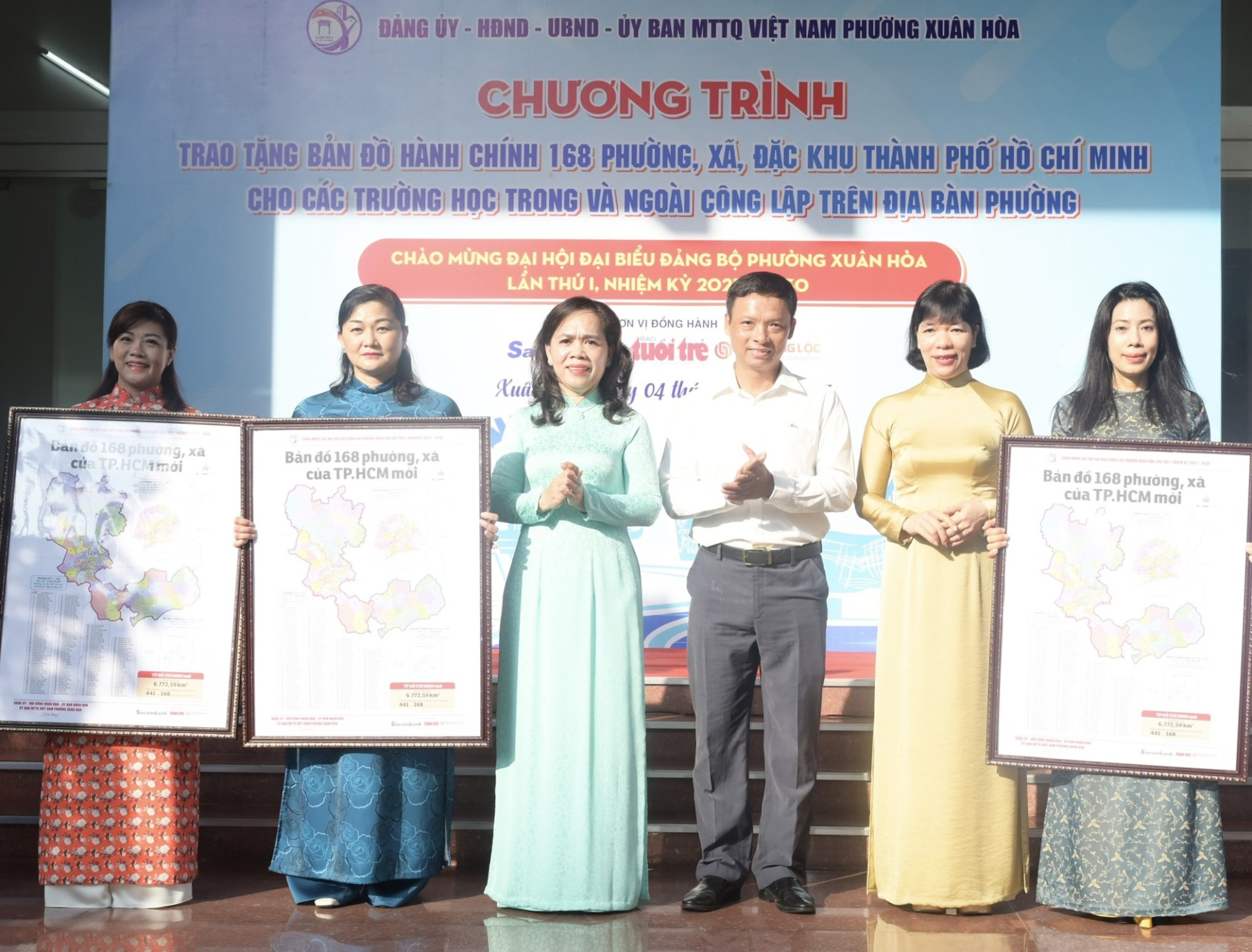 Bà Nguyễn Thanh Xuân, Bí thư Đảng ủy, Chủ tịch HĐND phường Xuân Hòa cùng đại diện đơn vị tài trợ trao tặng bản đồ. Ảnh: P.Xuân Hòa