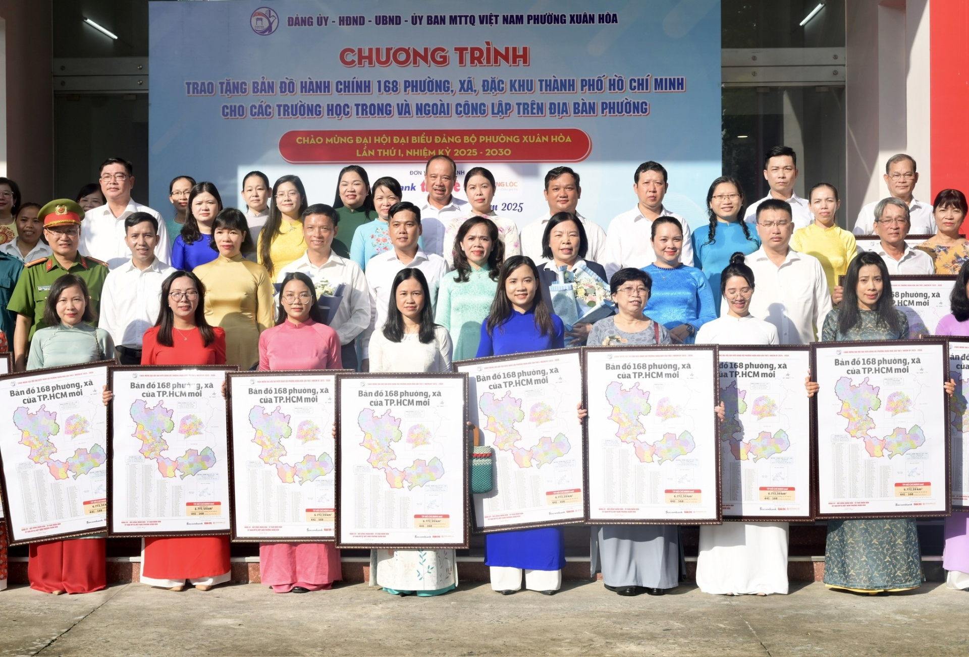 Phường Xuân Hòa trao tặng bản đồ hành chính 168 phường, xã, đặc khu của TPHCM cho các trường học. Ảnh: P.Xuân Hoà