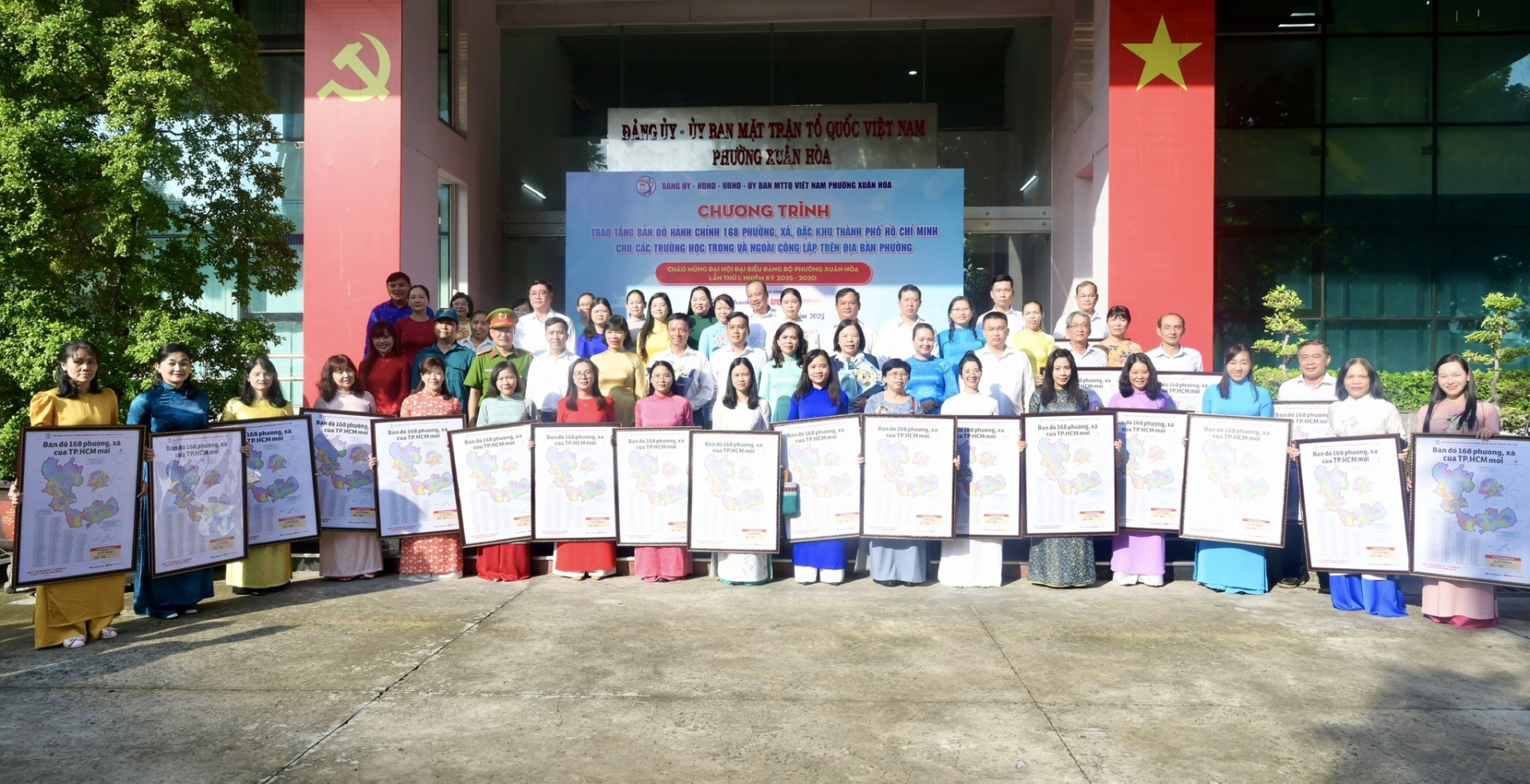Phường Xuân Hòa trao tặng 30 bản đồ hành chính TP.HCM vào sáng ngày 4/8. Ảnh: P.Xuân Hòa