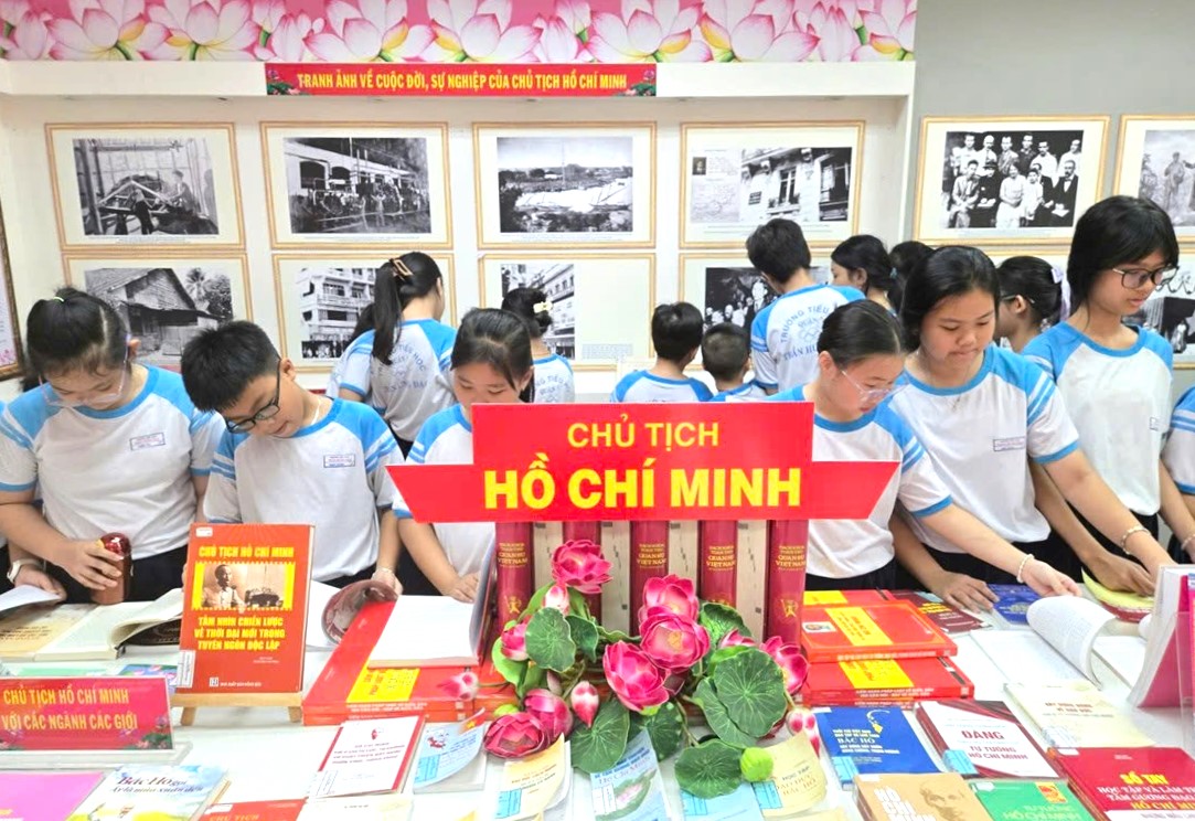 Học sinh tham quan Không gian văn hoá Hồ Chí Minh tại Thư viện Khoa học Tổng hợp TP.HCM. Ảnh minh hoạ: Trường tiểu học Trần Hưng Đạo
