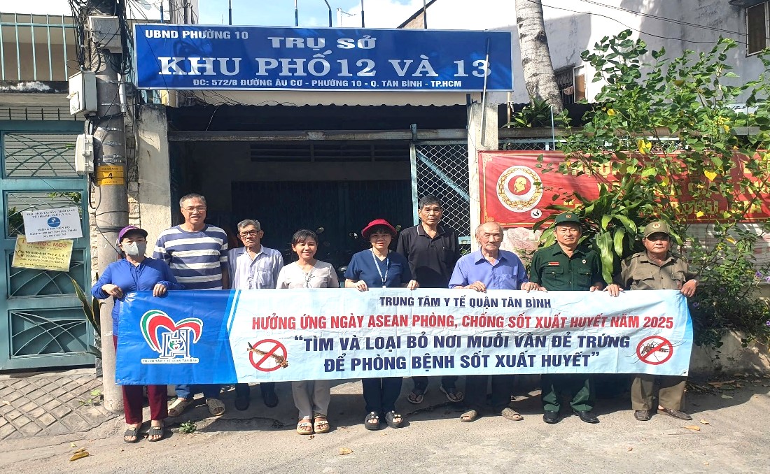 Phường Bảy Hiền tổ chức ra quân xử lý ổ dịch, khảo sát điểm nguy cơ và truyền thông phòng chống dịch bệnh SXH. Ảnh: TTYT TB