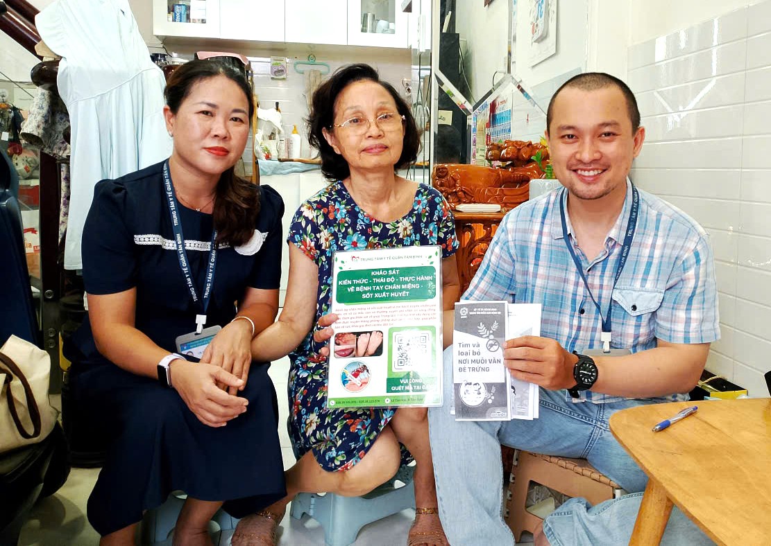 Nhân viên y tế kiểm tra điểm nguy cơ, truyền thông và khảo sát kiến thức phòng, chống dịch bệnh SXH. Ảnh: TTYT TB