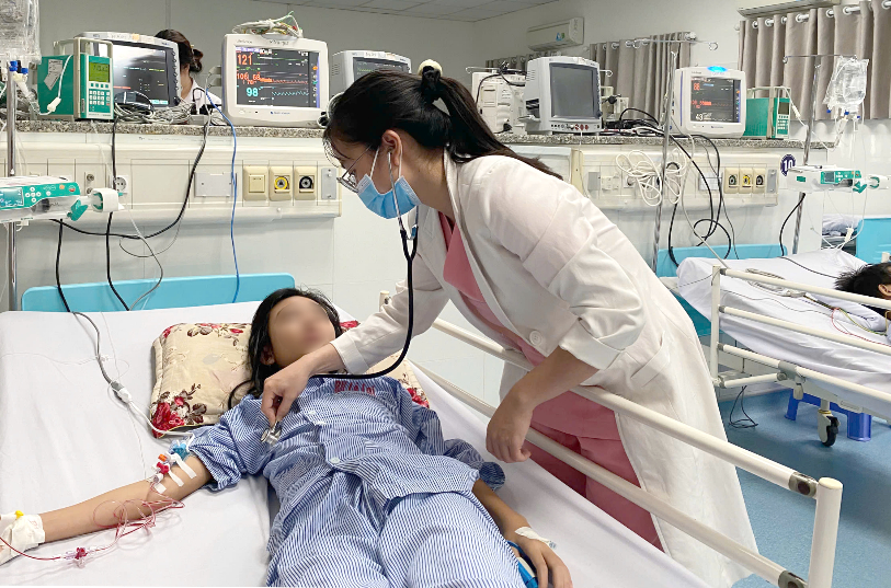 Bệnh nhân sốt xuất huyết đang điều trị tại khoa Nhi, Bệnh viện Vũng Tàu. Ảnh: BVVT