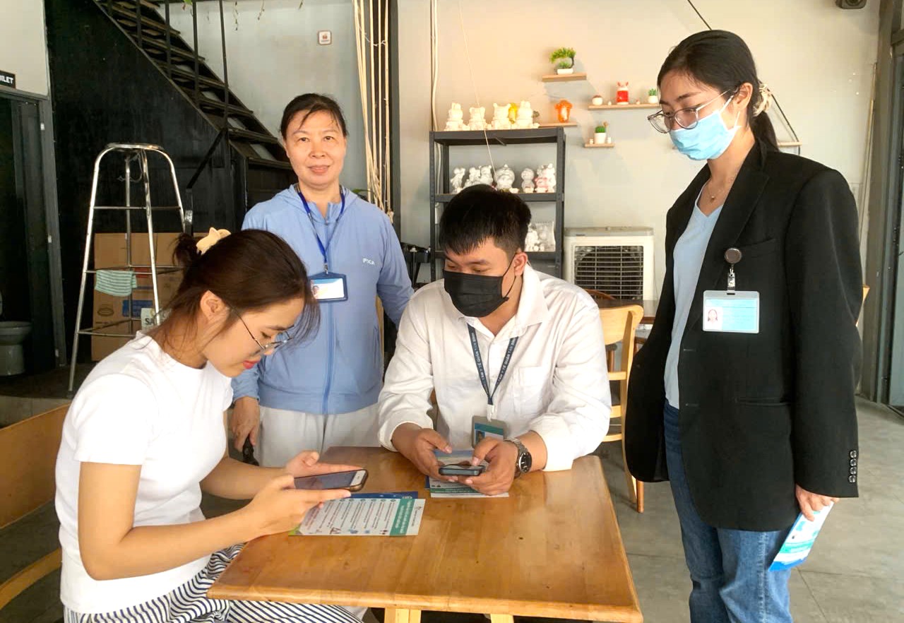 Nhân viên y tế kiểm tra điểm nguy cơ, truyền thông và khảo sát kiến thức phòng, chống dịch bệnh SXH. Ảnh: TTYT TB