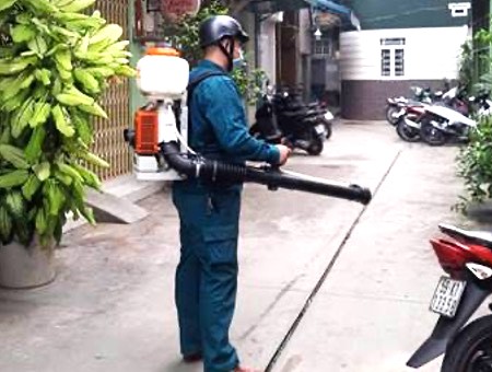 Từ ngày 2-12/7, phường Cầu Ông Lãnh (Quận 1 cũ) ghi nhận 2 ca mắc sốt xuất huyết tại tổ 24 và tổ 25, khu phố 1. Ngay sau khi xác định phạm vi ổ dịch, lực lượng y tế chuyên trách đã tiến hành đánh giá nguy cơ, khoanh vùng khu vực có ca bệnh và tham mưu Ủy ban nhân dân phường triển khai các biện pháp xử lý khẩn cấp nhằm ngăn chặn dịch bệnh lây lan.