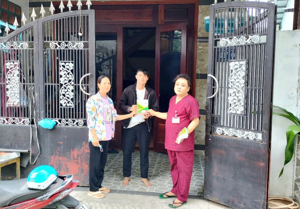 Trạm Y tế phường Tăng Nhơn Phú A tổ chức xử lý ổ dịch, phun hóa chất diệt muỗi, diệt lăng quăng tại khu phố 59 và 71. Đồng thời tiến hành kiểm tra các điểm nguy cơ và đẩy mạnh truyền thông phòng, chống sốt xuất huyết đến từng hộ dân (ngày 01/8/2025).