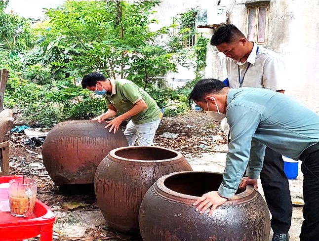 Từ đầu năm đến ngày 30/7/2025, xã Hiệp Phước ghi nhận 118 ca mắc sốt xuất huyết, 33 ổ dịch và 1 ca chuyển nặng. Trước diễn biến dịch phức tạp, đoàn giám sát đã tiến hành kiểm tra thực tế tại các hộ gia đình, công trình xây dựng, khu đất trống, bãi phế liệu và những nơi dễ tồn đọng nước.