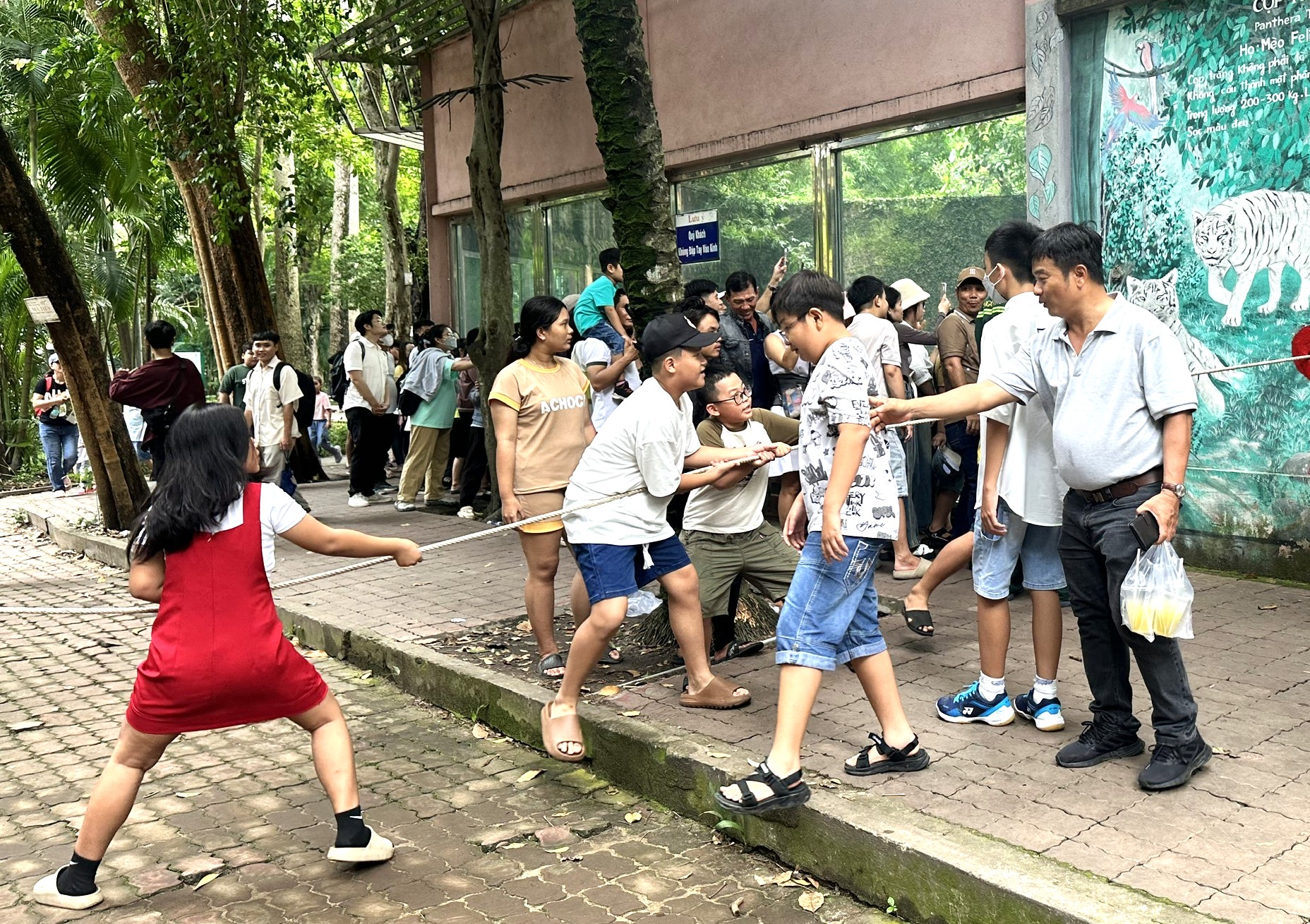 Nhiều gia đình đưa con đến Thảo Cầm Viên vui chơi.
