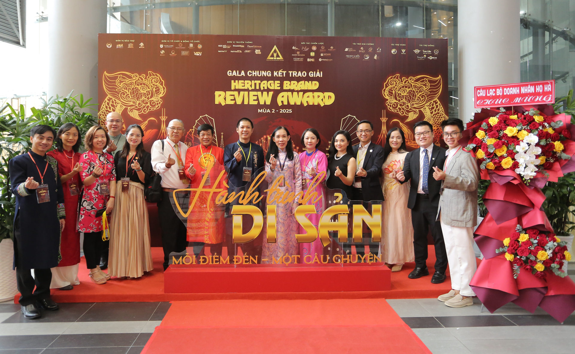 Đông đảo các chuyên gia, học giả và nghệ sĩ hàng đầu đã đến dự đêm chung kết Heritage Brand Review Award mùa 2