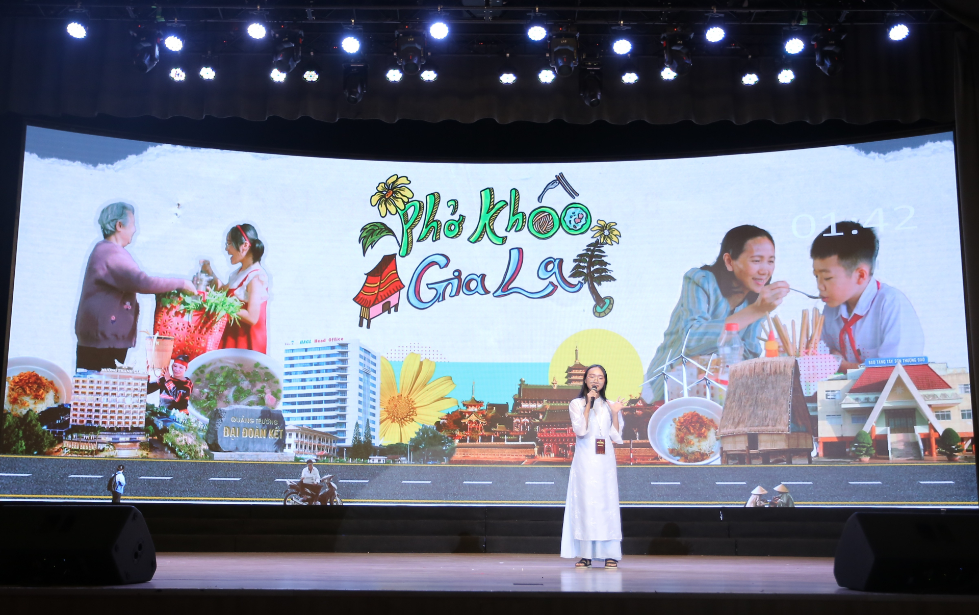Video ca nhạc “Phở khô Gia Lai” của nhóm sinh viên ĐH Văn Lang và ĐH Hoa Sen đã thực sự “hớp hồn” các khán giả theo dõi đêm chung kết.