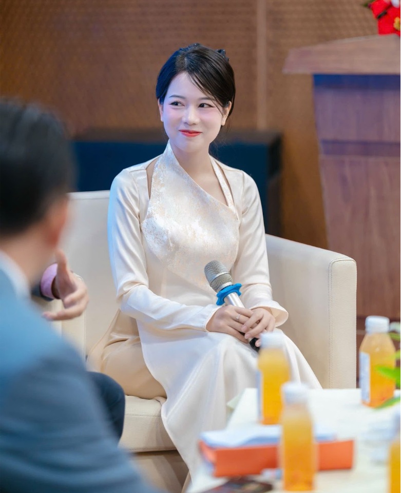 Host Võ Thị Mỹ Duyên - Diễn giả Áo Dài, Nữ Doanh nhân TPHCM tiêu biểu trẻ nhất 2024 với trang phục Áo Dài Xuân Ly từ nhà tài trợ K CLOSET