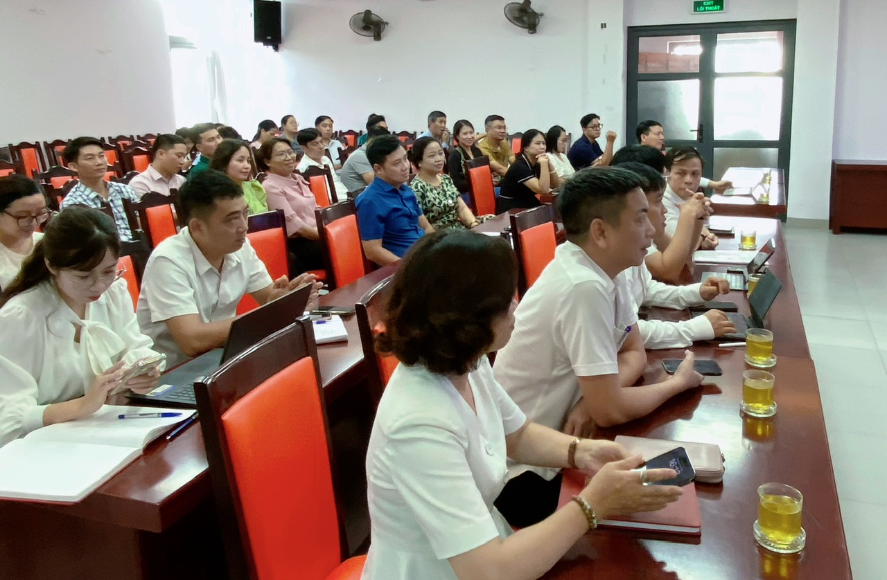 Quang cảnh buổi tập huấn