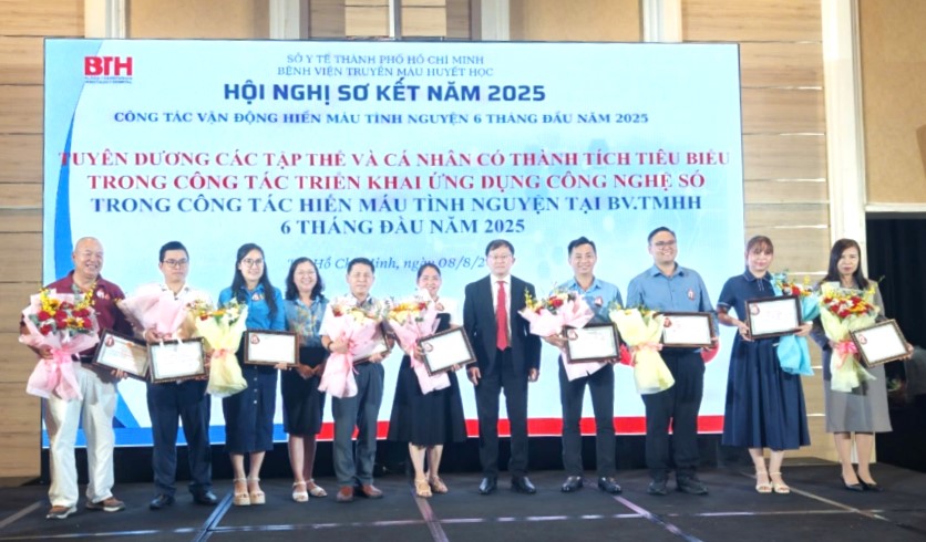 Các tập thể và cá nhân có thành tích xuất sắc trong ứng dụng công nghệ số vào công tác hiến máu, được tuyên dương tại Hội nghị. Ảnh: Sở Y tế TP.HCM