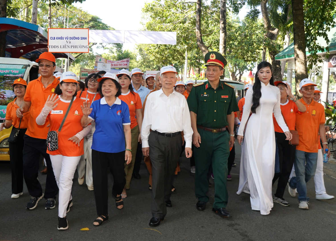 Nguyên Chủ tịch nước Nguyễn Minh Triết, nguyên Phó chủ tịch nước Trương Mỹ Hoa cùng hơn 5.000 người tham gia đi bộ vì nạn nhân chất độc da cam. Ảnh: Thuận Văn