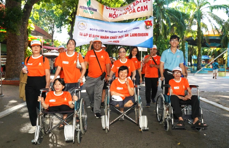 Người dân cùng các nạn nhân chất độc da cam tham gia chương trình đi bộ sáng 10/8. Ảnh: Thuận Văn