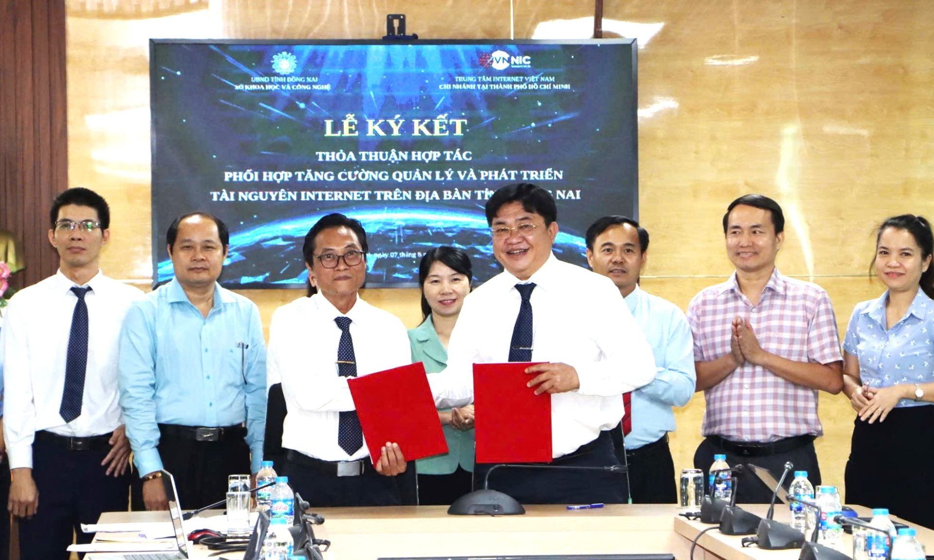 Lễ ký kết hướng tới phát triển hạ tầng số, thúc đẩy sử dụng hiệu quả tài nguyên Internet