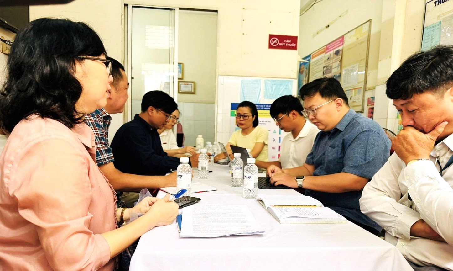 Đoàn công tác của Viện Pasteur TP.HCM làm việc tại Trạm y tế phường Xuân Hòa. Ảnh: Pasteurhcm