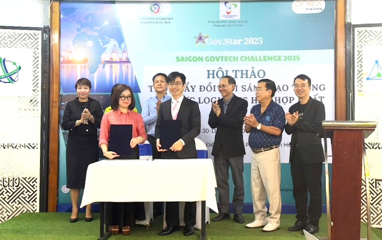 Bà Lê Thị Bé Ba, đại diện SIHUB và ông Võ Thanh Tú, đại diện Công ty CP ONEX Training ký kết biên bản ghi nhớ hợp tác phát triển và hỗ trợ các dự án khởi nghiệp đổi mới sáng tạo trong lĩnh vực logistics. Ảnh: Lam Vân