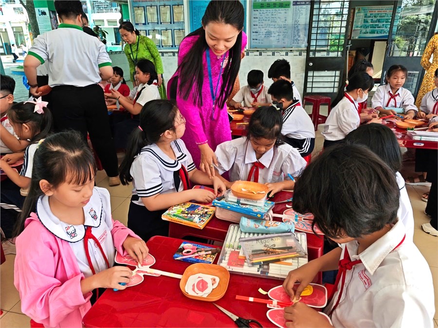 Học sinh Trường tiểu học Nguyễn Công Trứ (TP.HCM) trải nghiệm sáng tạo với mô hình hệ hô hấp trong hoạt động giáo dục STEM. Ảnh minh hoạ: Trường TH Nguyễn Công Trứ 