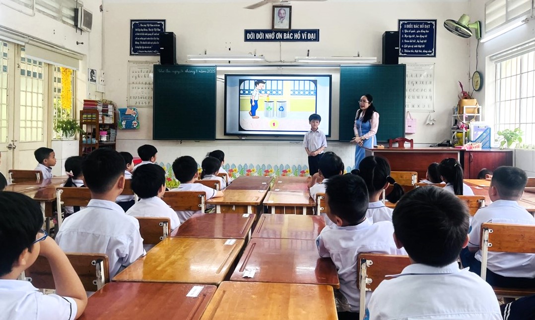 Tiết học mở môn Hoạt động trải nghiệm của học sinh lớp Một, Trường Tiểu học Chu Văn An (TP.HCM). Ảnh: Trường Tiểu học Chu Văn An