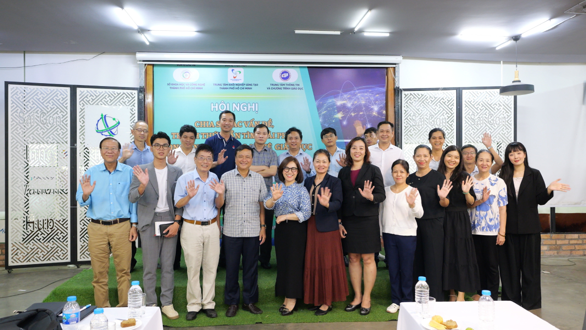 Đại diện Ban tổ chức chụp ảnh lưu niệm cùng các khách mời. Ảnh: CESTI