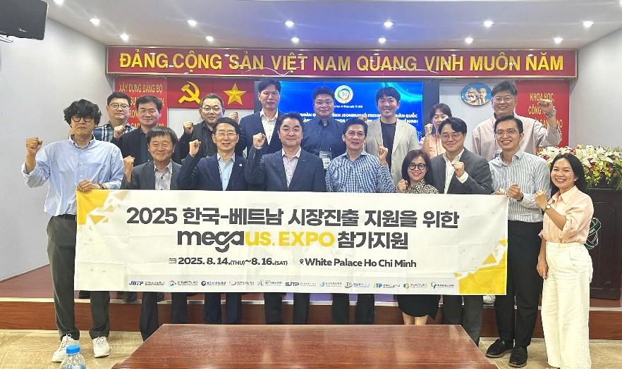 Đoàn đại biểu Hàn Quốc chụp ảnh lưu niệm cùng lãnh đạo Sở Khoa học và Công nghệ TP.HCM. Ảnh: CESTI
