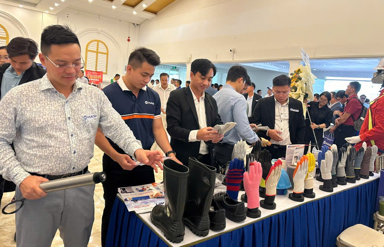 Trong khu vực triển lãm của Workshop, các sản phẩm và dịch vụ tiêu biểu của các doanh nghiệp hội viên HASI đã được giới thiệu, thu hút sự chú ý của đông đảo đại biểu tham dự.