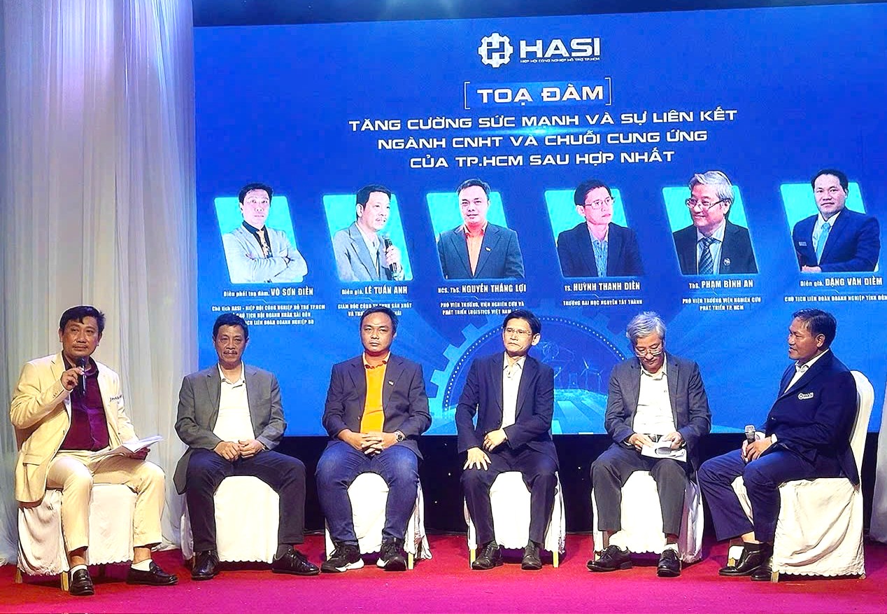 Phiên tọa đàm dưới sự điều phối của ông Võ Sơn Điền - Chủ tịch HASI (ngoài cùng, bên trái) đã đưa ra nhiều giải pháp thiết thực nhằm tăng cường sức mạnh và gắn kết giữa ngành CNHT với chuỗi cung ứng TP.HCM sau khi hợp nhất.