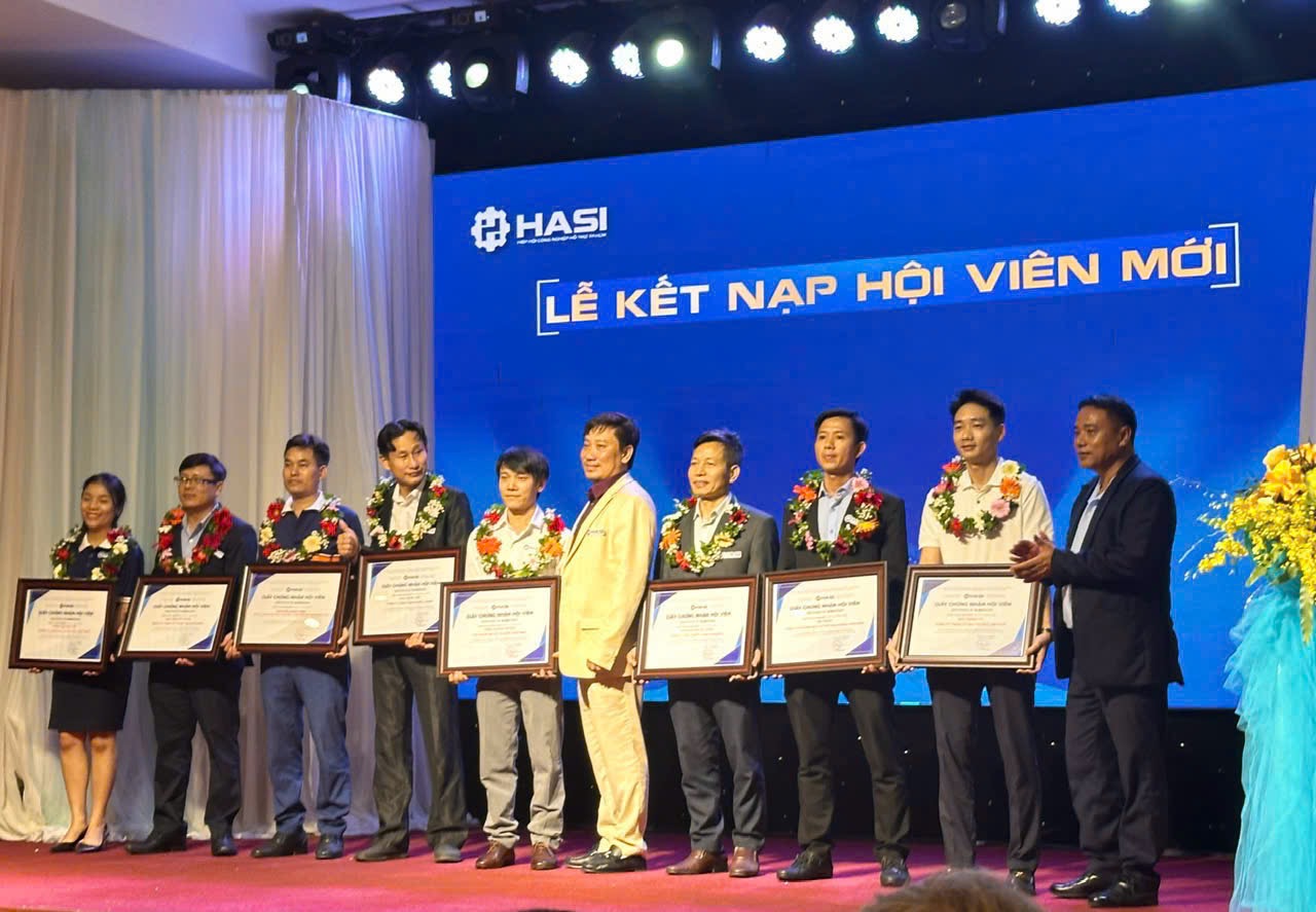 Lễ kết nạp hội viên mới diễn ra trong không khí trang trọng, khẳng định cam kết đồng hành bền chặt giữa HASI và cộng đồng doanh nghiệp.