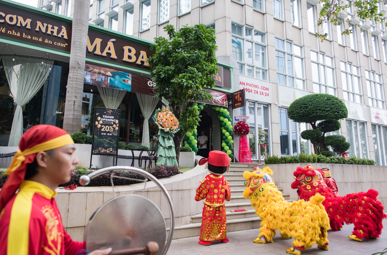 Biển hiệu “Cơm nhà Má Ba” mộc mạc giữa lòng thành phố, tên gọi thân thương gợi lên ký ức về một mái nhà xưa, nơi có má nấu ăn, có ba chờ cơm.