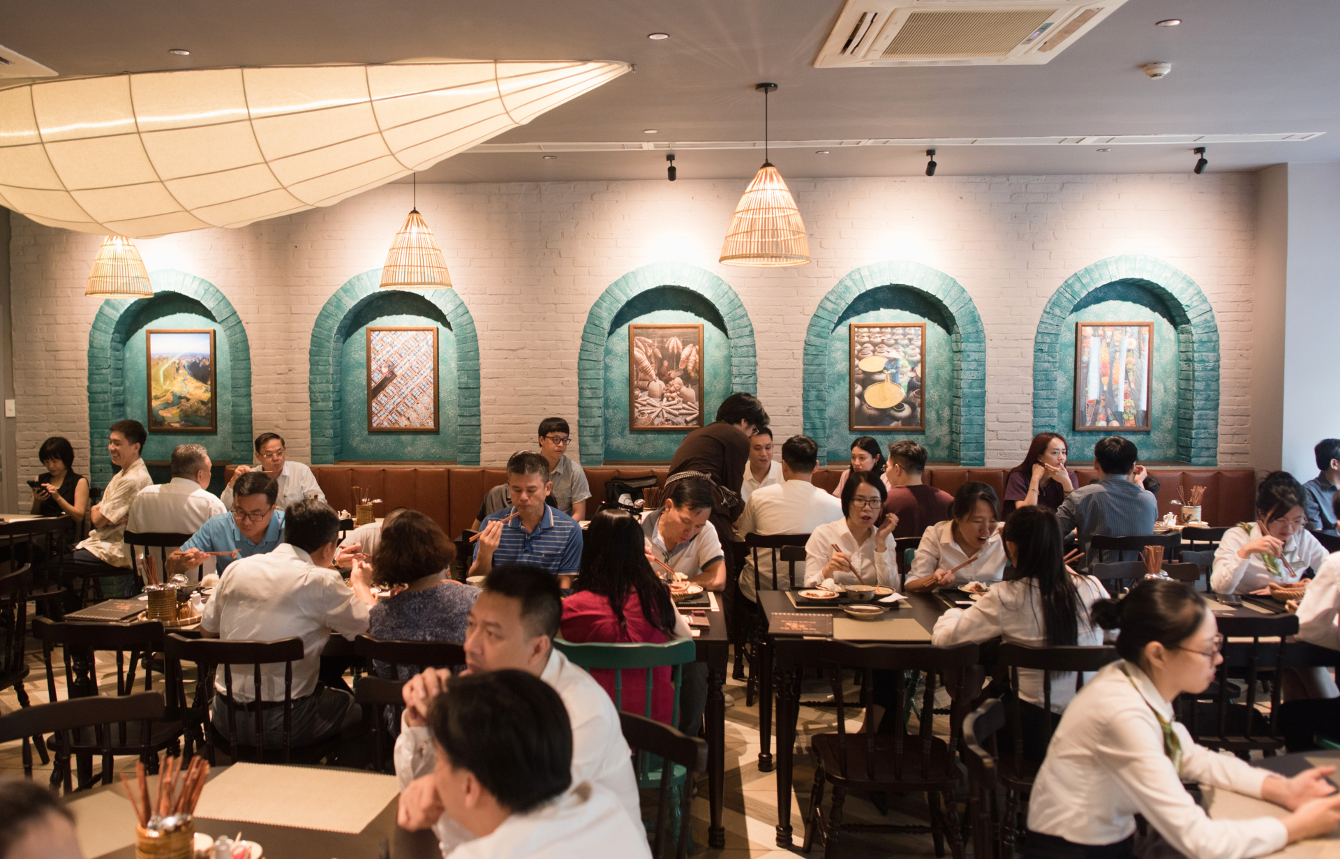 Không gian ấm áp tại Cơm nhà Má Ba, nơi mỗi thực khách ngồi xuống không chỉ để ăn, mà để tìm lại cảm giác sum họp, chậm rãi và gần gũi như bữa cơm ở nhà.