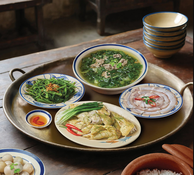 Một mâm cơm trọn vị với canh rau, thịt luộc, gà luộc, rau muống xào... không cầu kỳ, không kiểu cách, nhưng đủ đầy cảm xúc.