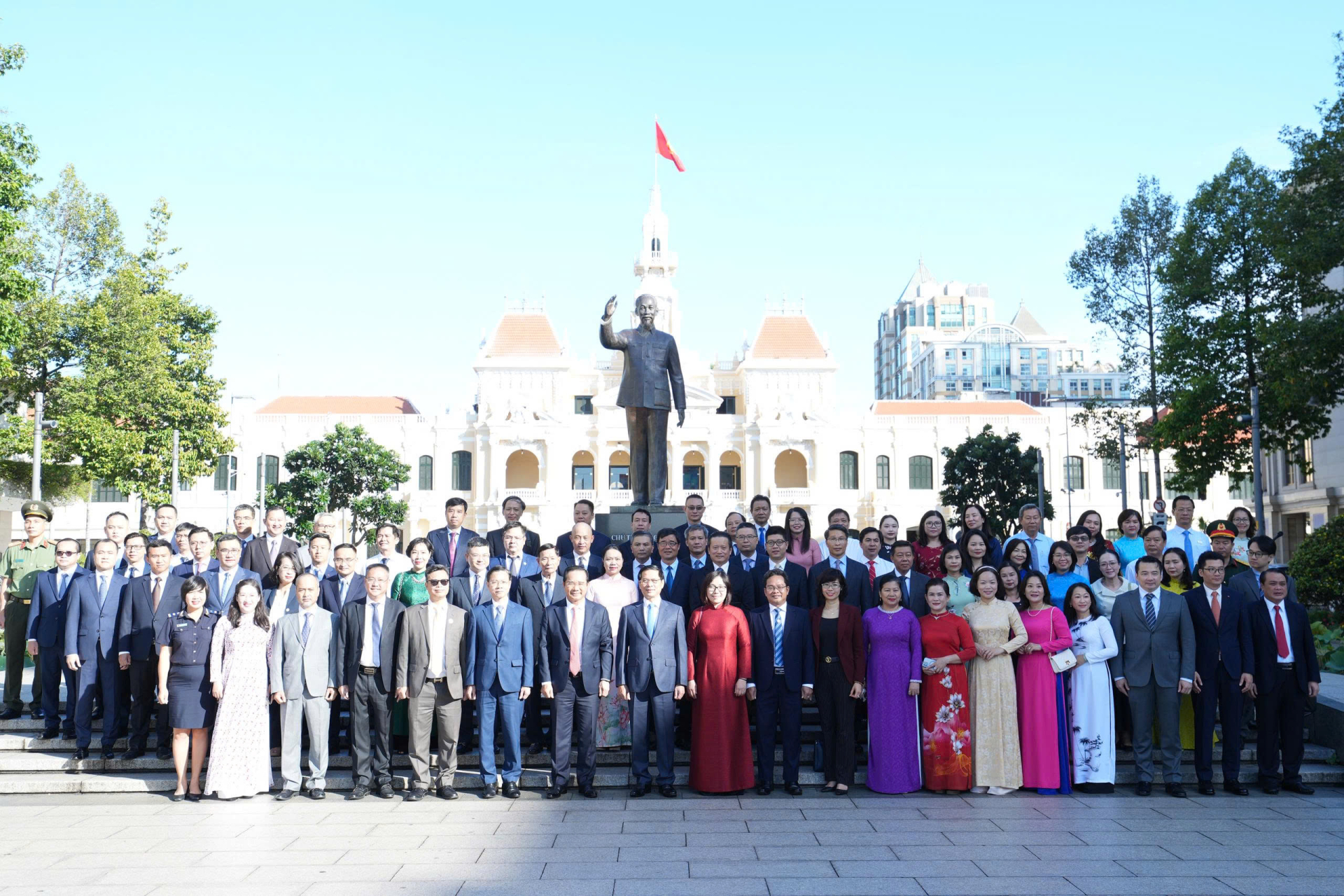 Đoàn đại biểu cùng chụp ảnh lưu niệm trước tượng đài Chủ tịch Hồ Chí Minh và UBND TP.HCM.