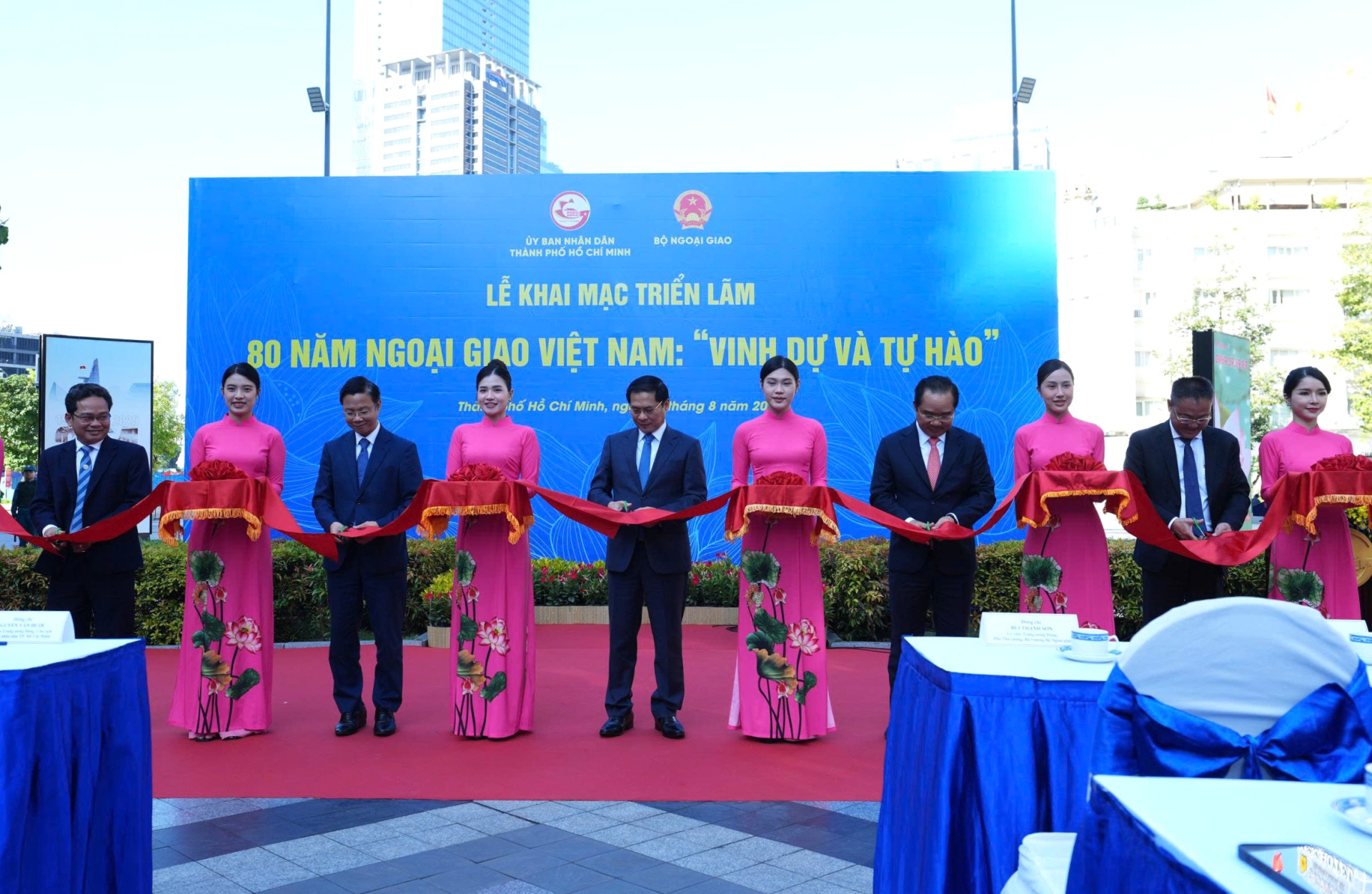 Các đại biểu cùng cắt băng khai mạc triển lãm “80 năm ngoại giao Việt Nam: Vinh dự và tự hào”.