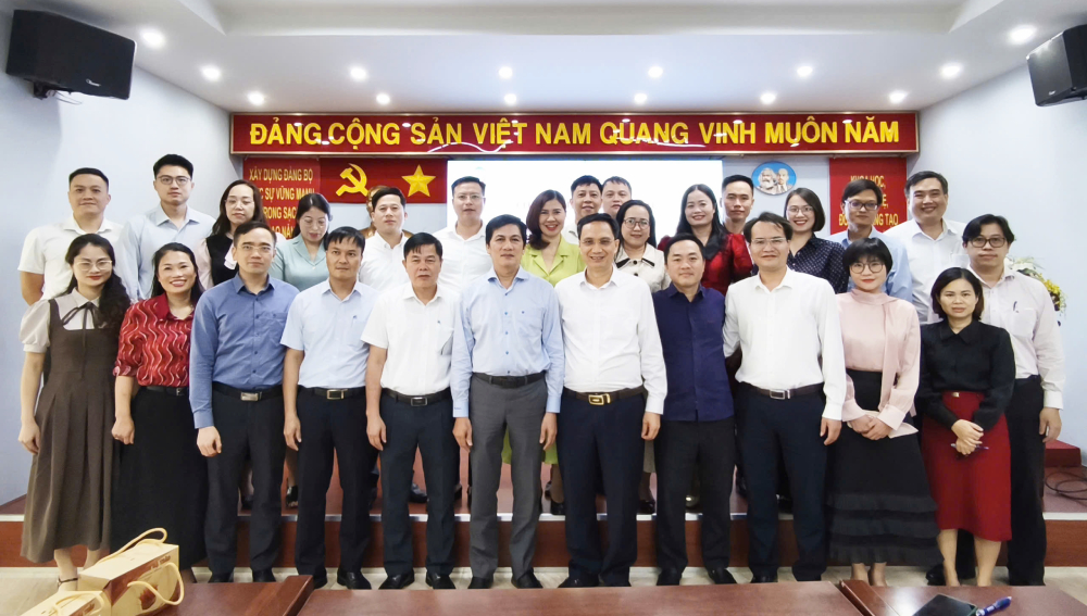 Sở Khoa học và Công nghệ TP.HCM, Sở Khoa học và Công nghệ tỉnh Ninh Bình cùng Sở Khoa học và Công nghệ tỉnh Quảng Ninh chụp ảnh lưu niệm sau buổi làm việc. Ảnh: Sở KH-CN TP.HCM