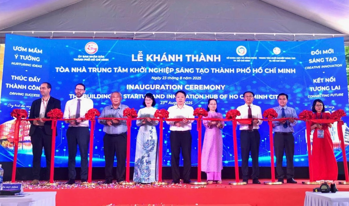 Nghi thức cắt băng khánh thành Toà nhà Trung tâm Khởi nghiệp sáng tạo TP.HCM. Ảnh: CESTI