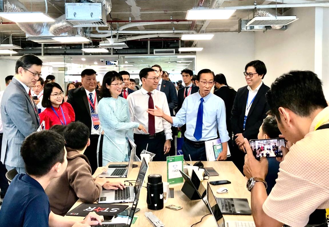 Lãnh đạo Thành phố, các đại biểu khách mời cùng tham quan không gian làm việc chung tại tòa nhà SIHUB. Ảnh: CESTI