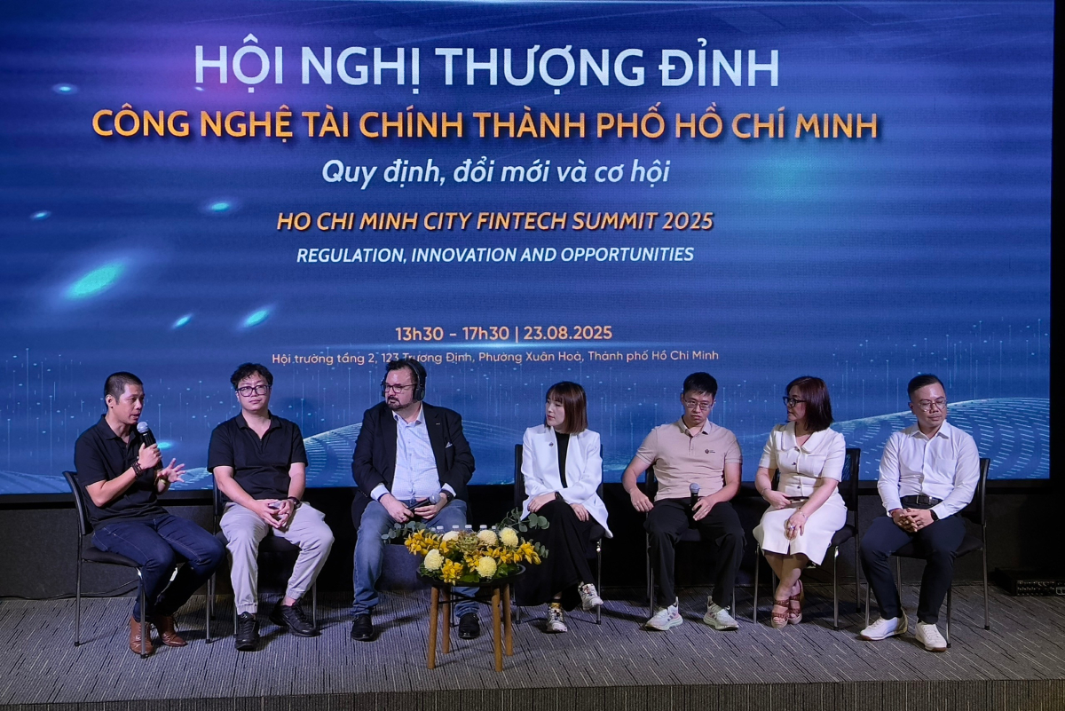 Các diễn giả trong phiên thảo luận “Xây dựng tài sản số tại Việt Nam: Nhân lực, vốn và cộng đồng”. Ảnh: CESTI
