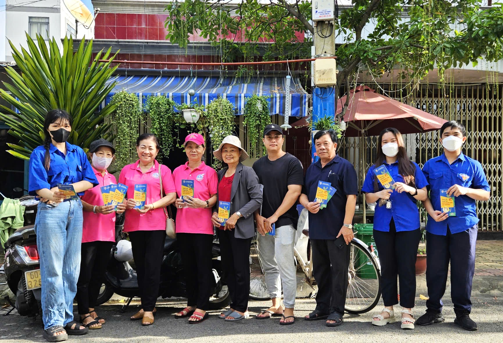 Sáng 24/08, Trạm Y tế phường Phước Bình tổ chức ra quân vệ sinh môi trường và truyền thông phòng, chống sốt xuất huyết.