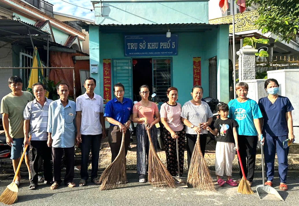 Lực lượng y tế phường Long Bình phối hợp cùng các ban ngành, đoàn thể và người dân dọn dẹp vệ sinh, thu gom rác thải, phát quang bụi rậm, xử lý các vật dụng chứa nước đọng.